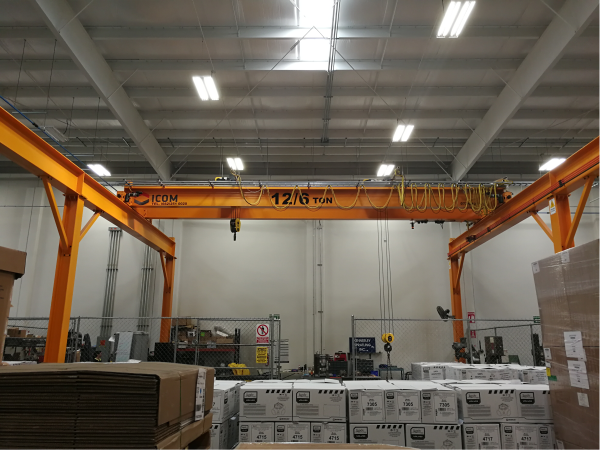 Grua viajera autosoportada Birriel con 2 polipastos de cable marca R_M con una capacidad de carga de 12 y 6 toneladas_
